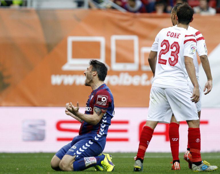GRA438. EIBAR (GIPUZKOA), 29/04/2015.- El delantero italiano del Eibar Federico Piovaccari se lamenta tras fallar una ocasión ante el Sevilla, durante el partido de la trigésima cuarta jornada de liga en Primera División que se disputa esta tarde en el estadio de Ipurúa. EFE/Javier Etxezarreta