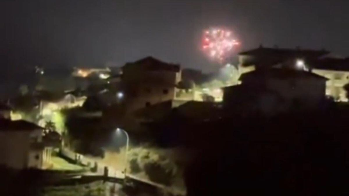 Captura de pantalla a partir del vídeo de los fuegos artificiales lanzados en Jaraíz
