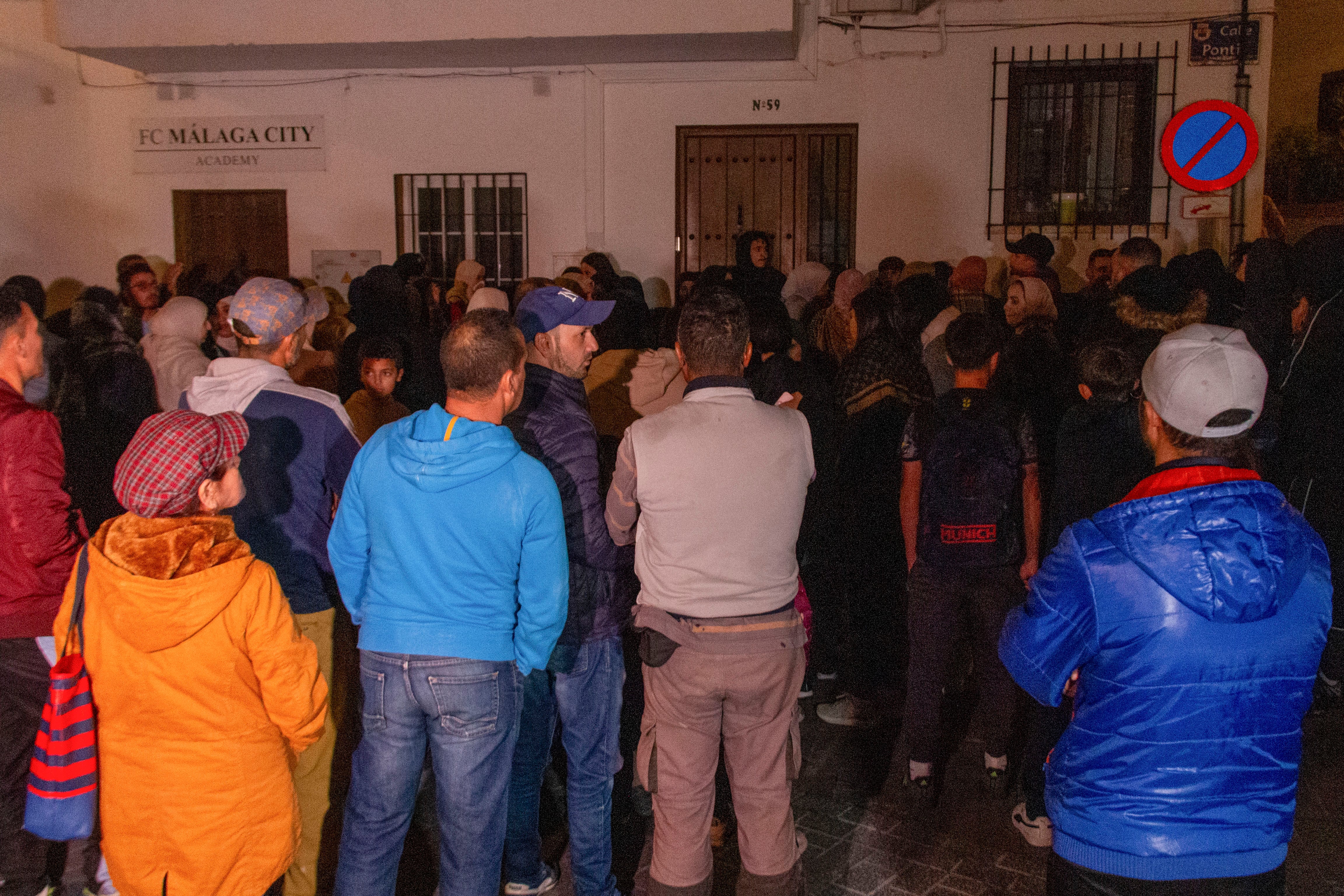 TORROX (MÁLAGA), 25/11/2025.- Varios vecinos se reúnen junto a la vivienda en Torrox (Málaga), donde este martes han fallecido cuatro personas de una misma familia por inhalación de gas, según han informado a EFE fuentes municipales y de emergencias. EFE/Alba Feixas