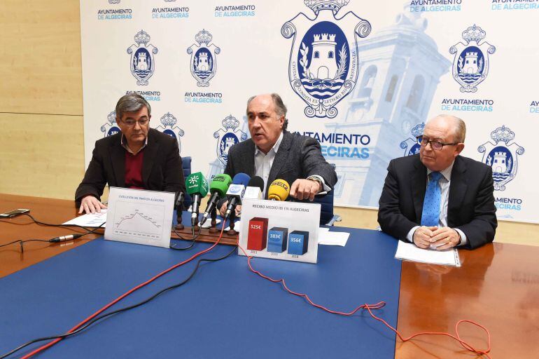 El alcalde, José Ignacio Landaluce, junto a los ediles Luis Ángel Fernández y Diego De Salas.