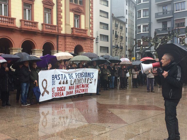 Aspecto de la concentración del lunes 19 de febrero en la plaza de Unzaga de Eibar