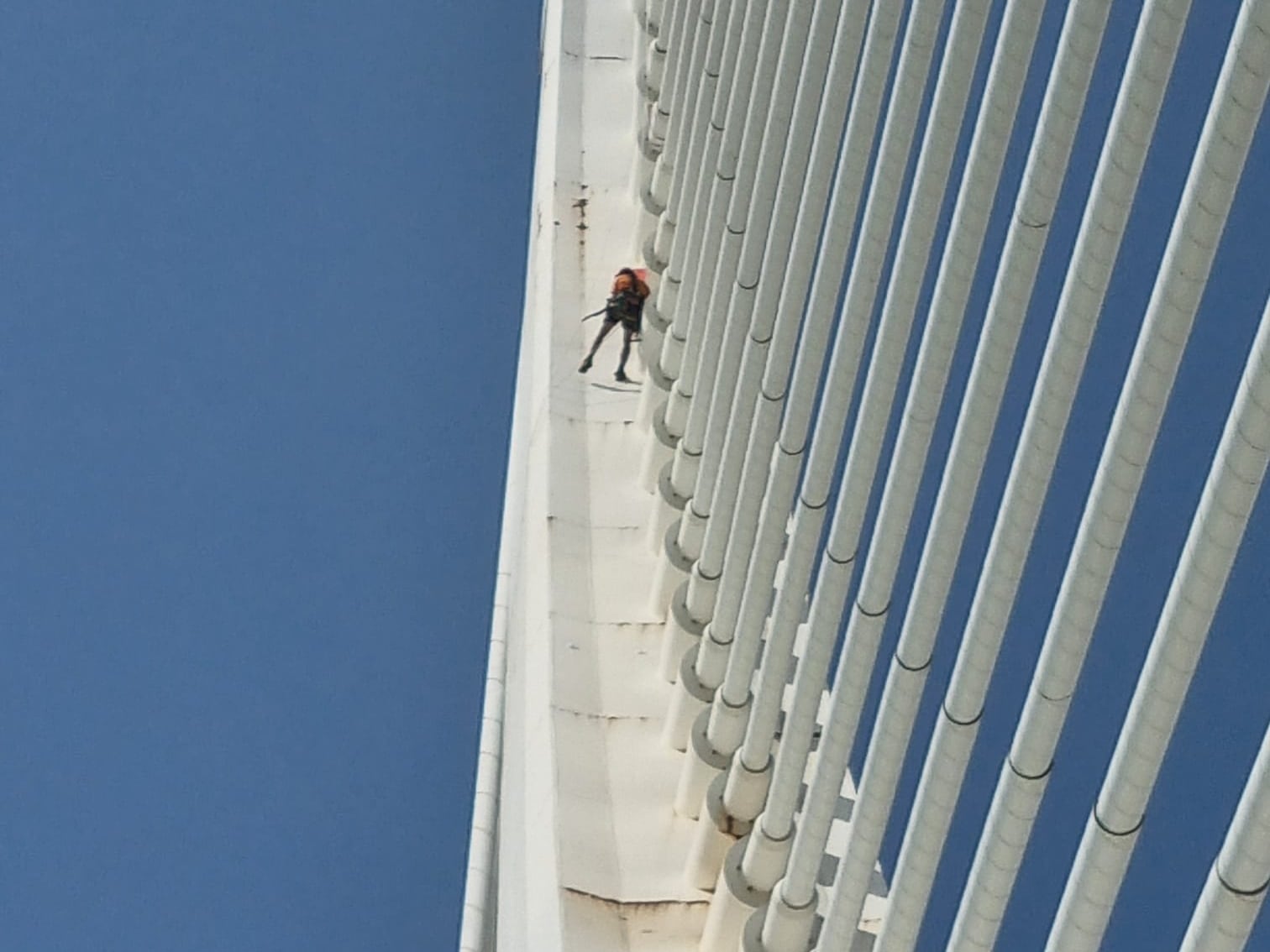 Un alpinista revisa el estado de conservación del Puente de l’Assut de l’Or