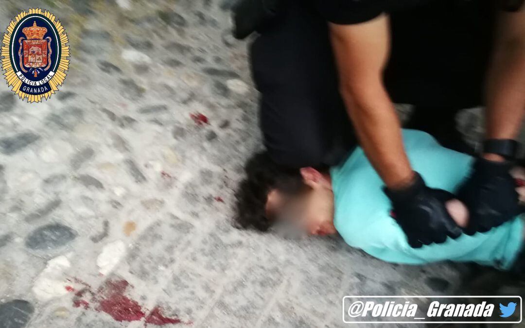 Momento de la detención del hombre acusado de violencia de género en Granada tras apuñalar a su expareja