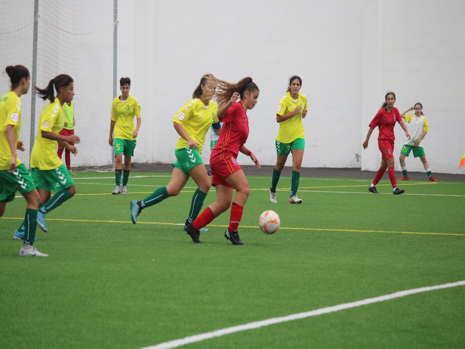Una de las jugadoras del Puerto del Carmen con el balón.