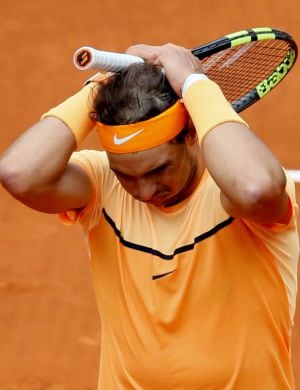 El tenista español Rafa Nadal se lamenta durante el partido de semifinales contra el británico Andy Murray del torneo de tenis de Madrid que se disputa en la Caja Mágica