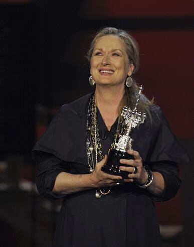 Meryl Streep, que debutó en el cine hace 31 años, ha recogido el galardón con un vestido largo negro y su melena rubia recogida