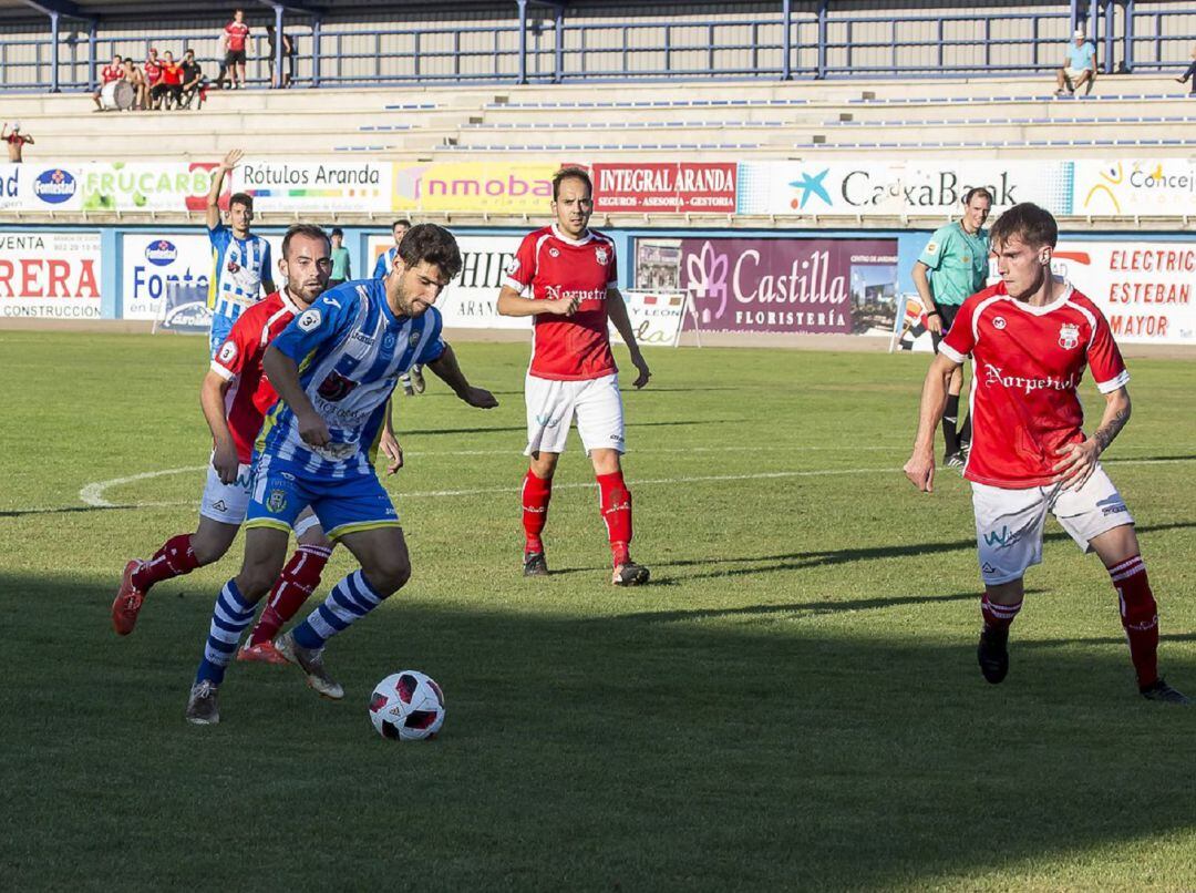 El capitán de la Arandina, Ruba, durante el derbi burgalés ante el Briviesca.