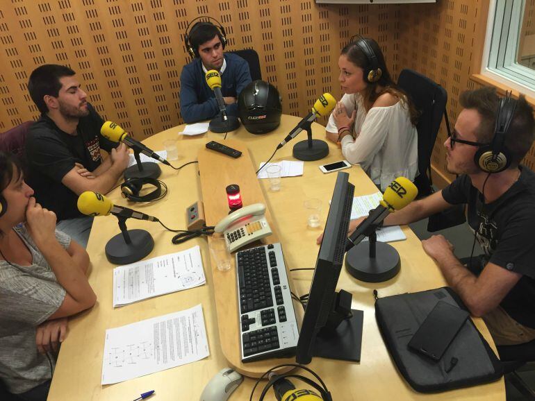 Momento de la tertulia de jóvenes de Radio San Sebastián.