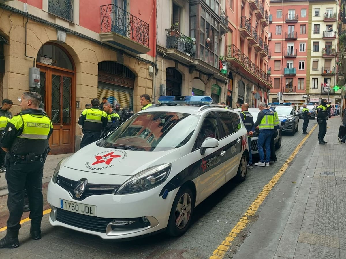Un operativo de la policía en Bilbao termina con tres detenidos, dos denunciados y 43 identificados