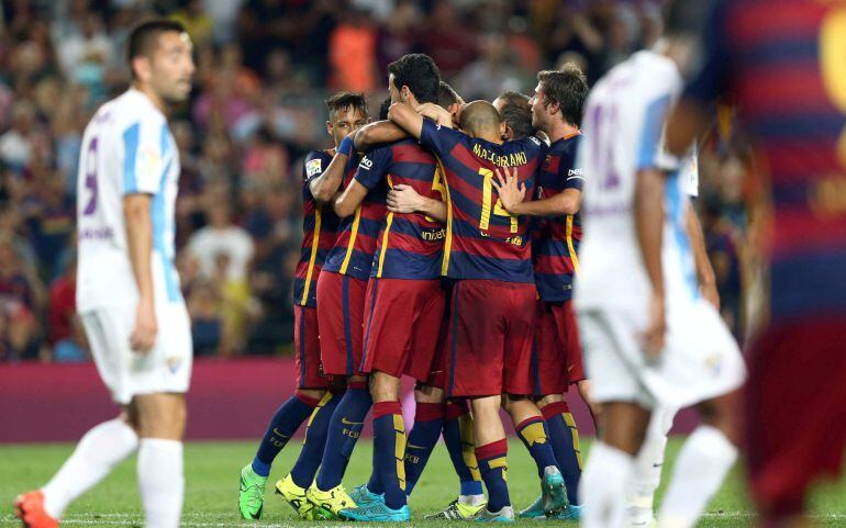 Los jugadores del FC Barcelona celebran el gol del belga Thomas Vermaelen