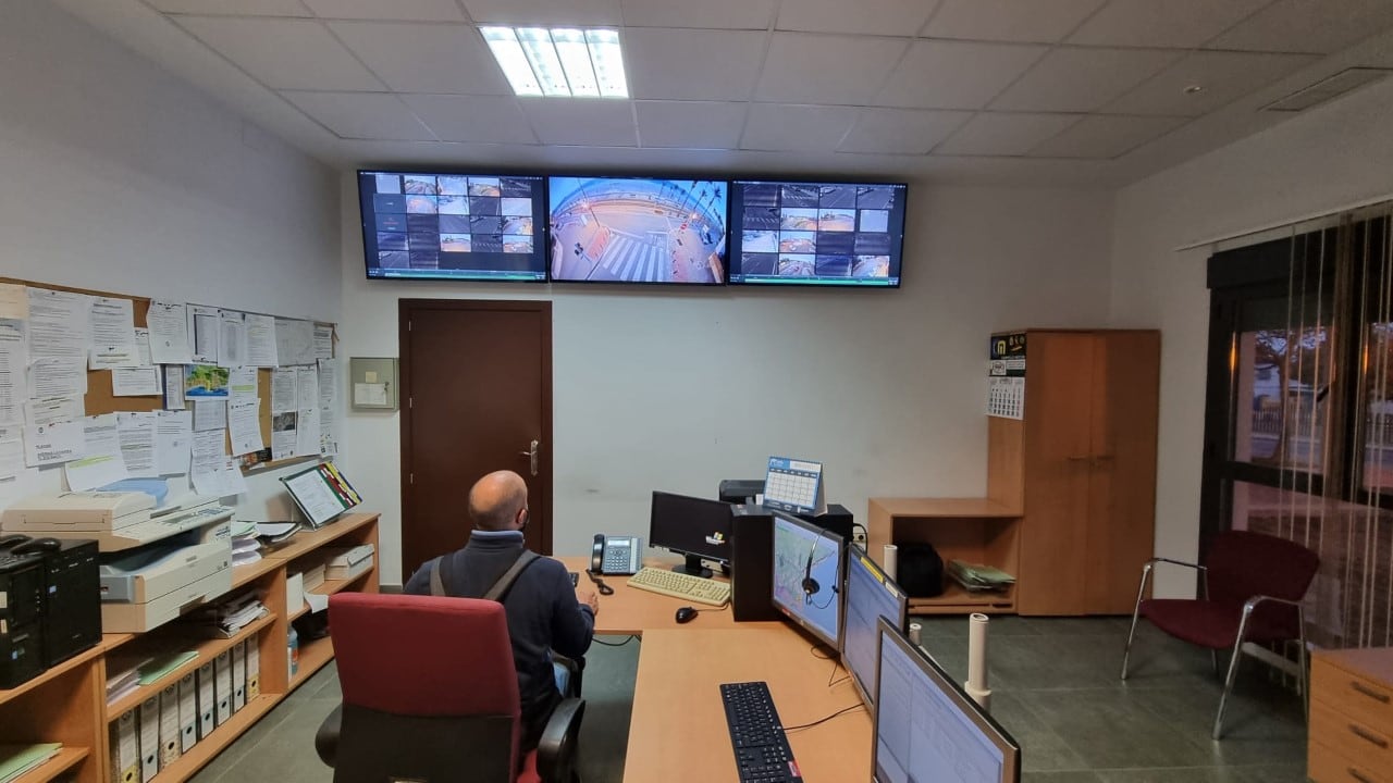 Sala de la Policía Local de El Campello donde se visionan las cámaras de seguridad