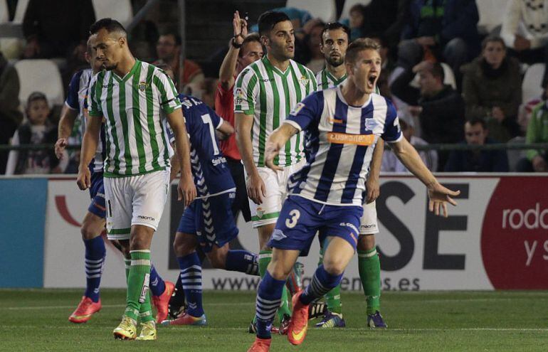 Hinchas de Alavés y Betis se enzarzan en un pelea