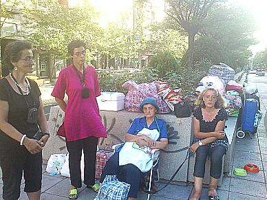 Carmen y sus hijas junto a todas sus pertenencias