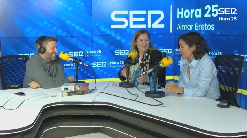 Luz Gabás con Cristina Campos en los estudios centrales de la Cadena SER