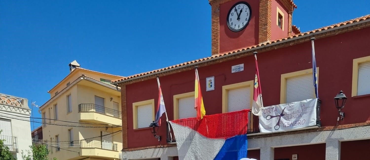 Balcón del Ayuntamiento de Aldeanueva de San Bartolomé en agosto de 2022.