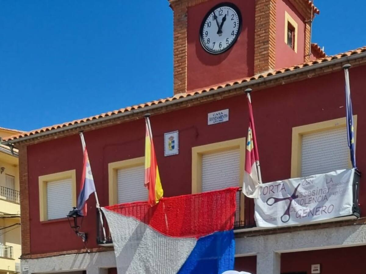 VOX tiene un proyecto para Aldeanueva de San Bartolomé. La primera medida ya se ha cumplido: retirar una pancarta contra la violencia de género