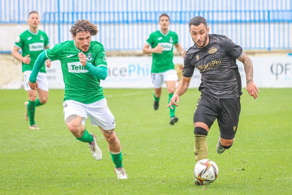 Ferroni avanza con el balón en un lance del partido de este domingo ante el Toledo