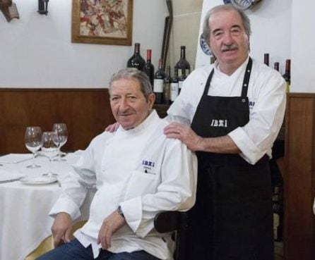 Juantxo y Alicio Garro, en el comedor del restaurante Ibai.