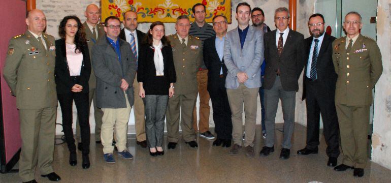 Los responsables del museo del Ejército en Toledo junto con la prensa durante un desayuno de trabajo