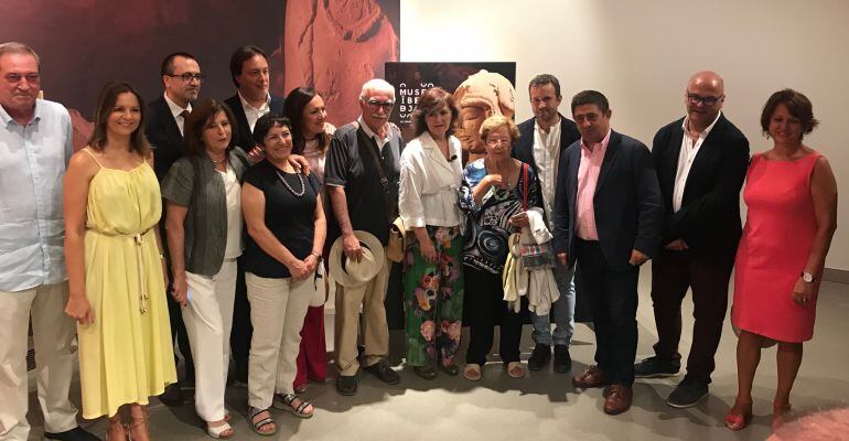 La vicepresidenta del Gobierno, junto a representantes políticos y de distintos sectores sociales.