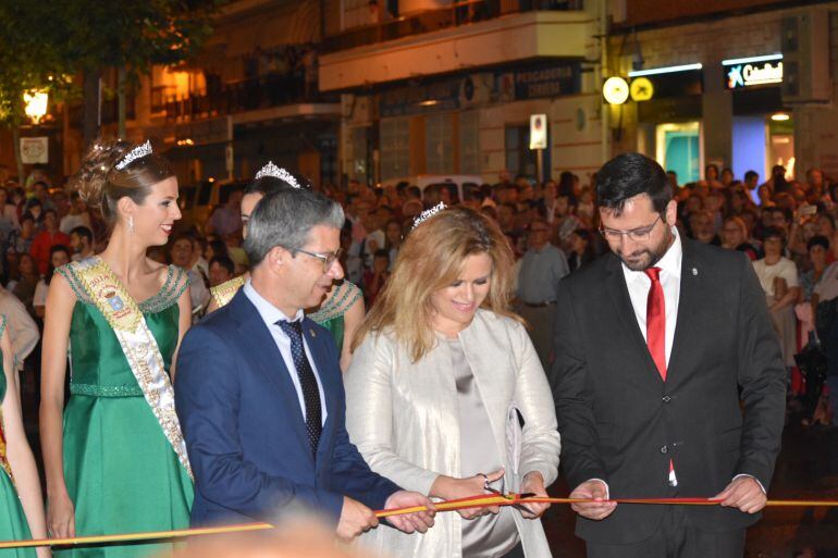 Pedro Javier Tendero (alcalde de Motilla), Mª Àngeles Martínez (delegada provincial de Educación en Cuenca) y Jesús Martínez (teniente alcalde)