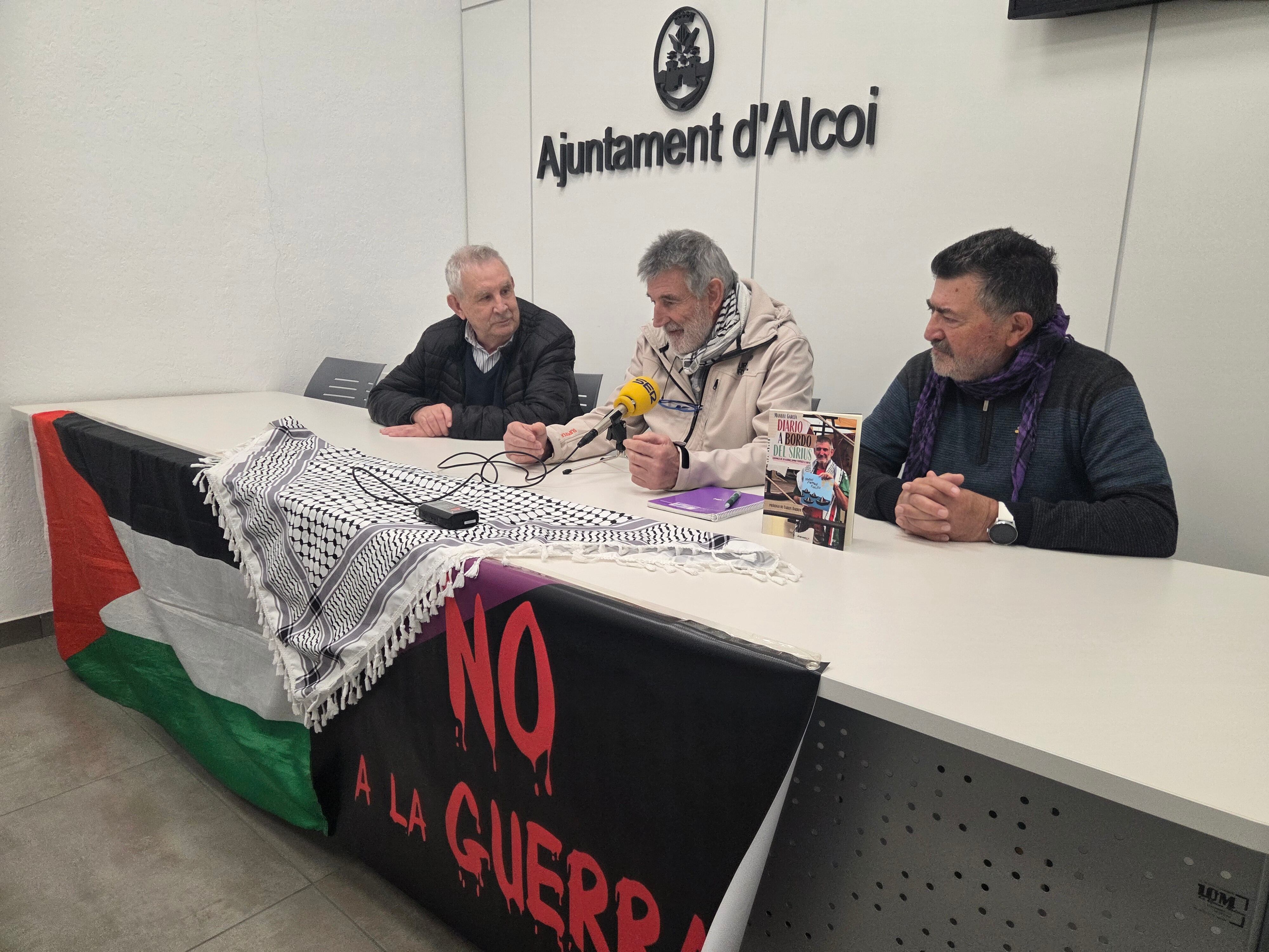 Manolo García, entre Ximo Nebot y Bernardo Reig, en la rueda de prensa