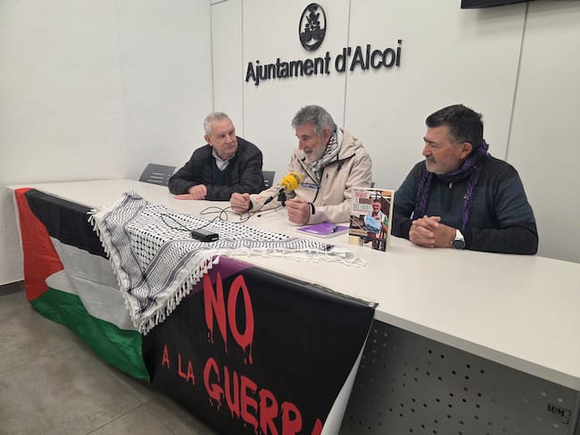 Manolo García, entre Ximo Nebot y Bernardo Reig, en la rueda de prensa