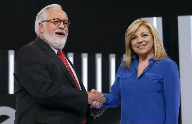 El cabeza de lista del PP a las elecciones europeas, Miguel Arias Cañete, saluda a la candidata socialista a las elecciones europeas, Elena Valenciano