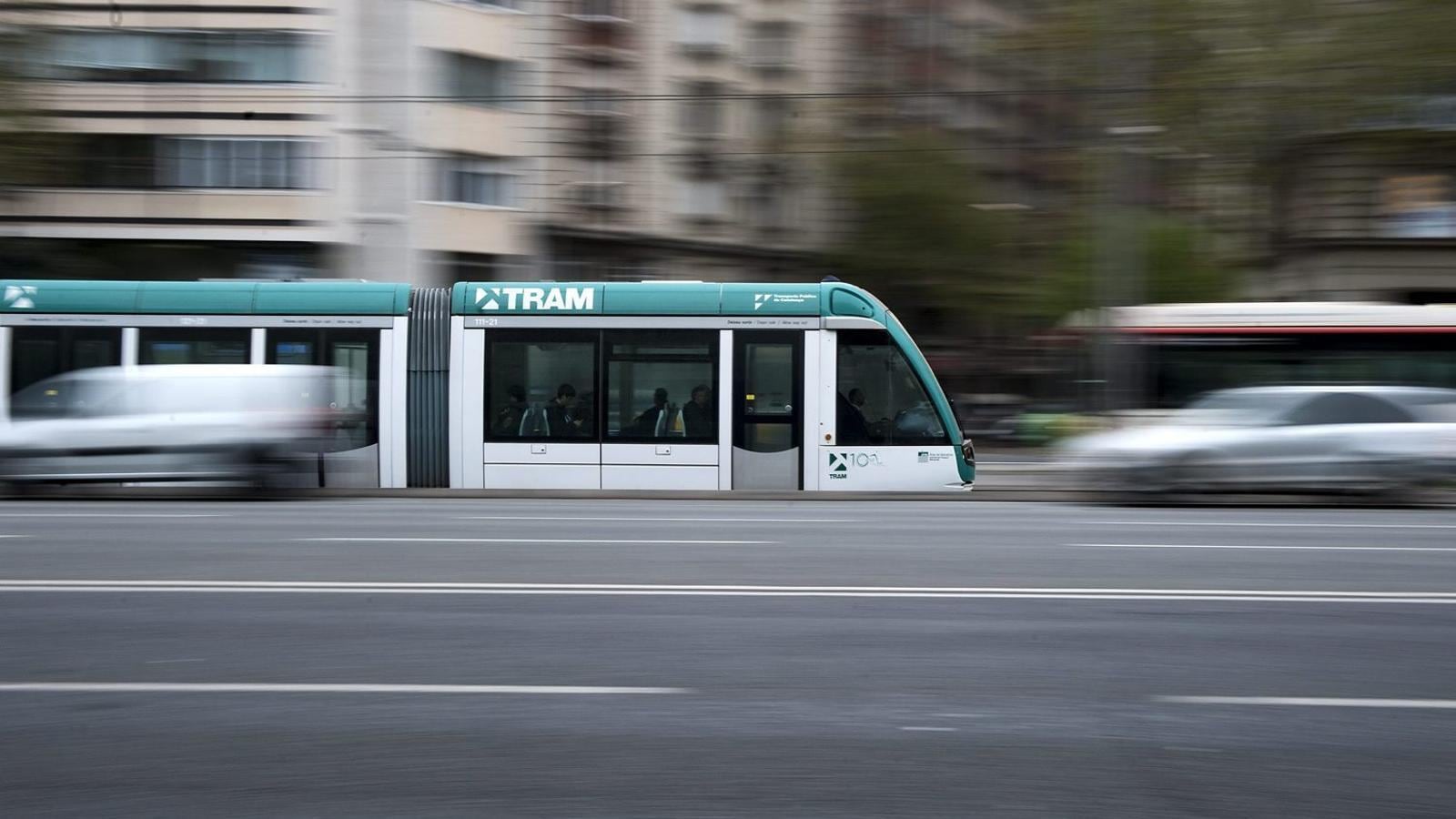 Un tramvia circulant per Barcelona. Andorra encapçala el projecte Poctefa Tramvalira per sol·licitar fons europeus per a la connexió en tranvia del Principat i la Seu d&#039;Urgell