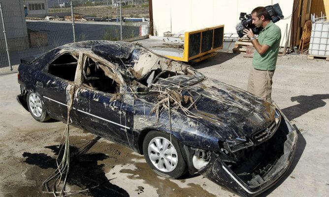 El vehiculo que cayó la noche del jueves al canal de La Majana, en Tudela.