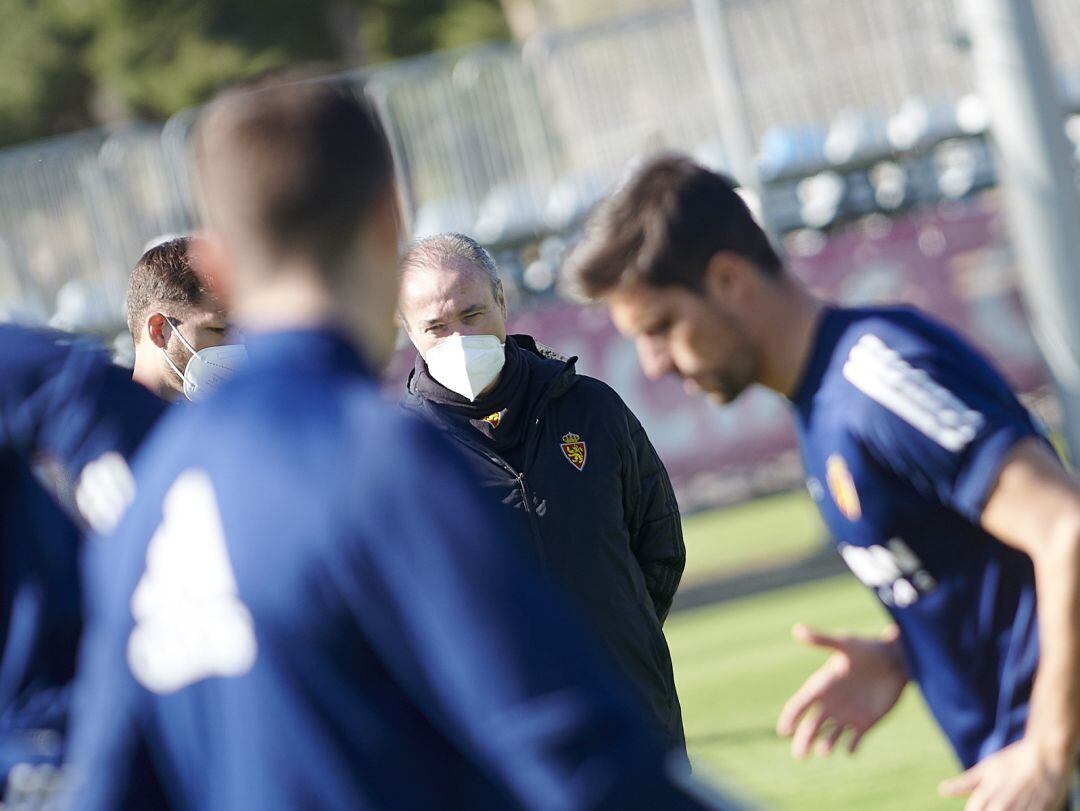 Juan Ignacio Martínez sigue de cerca la evolución de sus jugadores en un entrenamiento