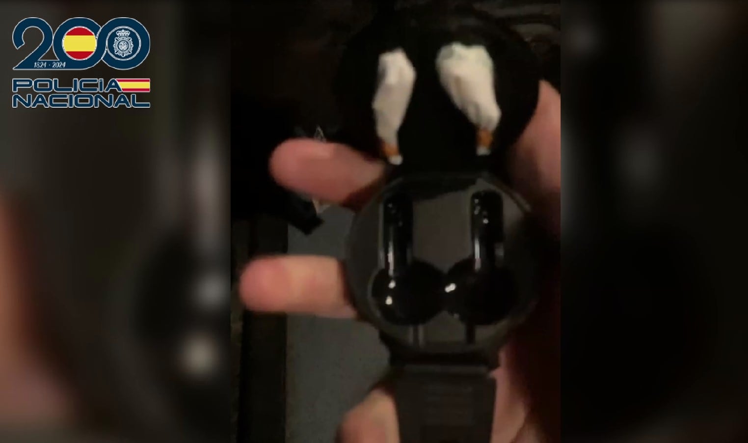 Ocultaba la droga en el espacio para los auriculares del smartwatch