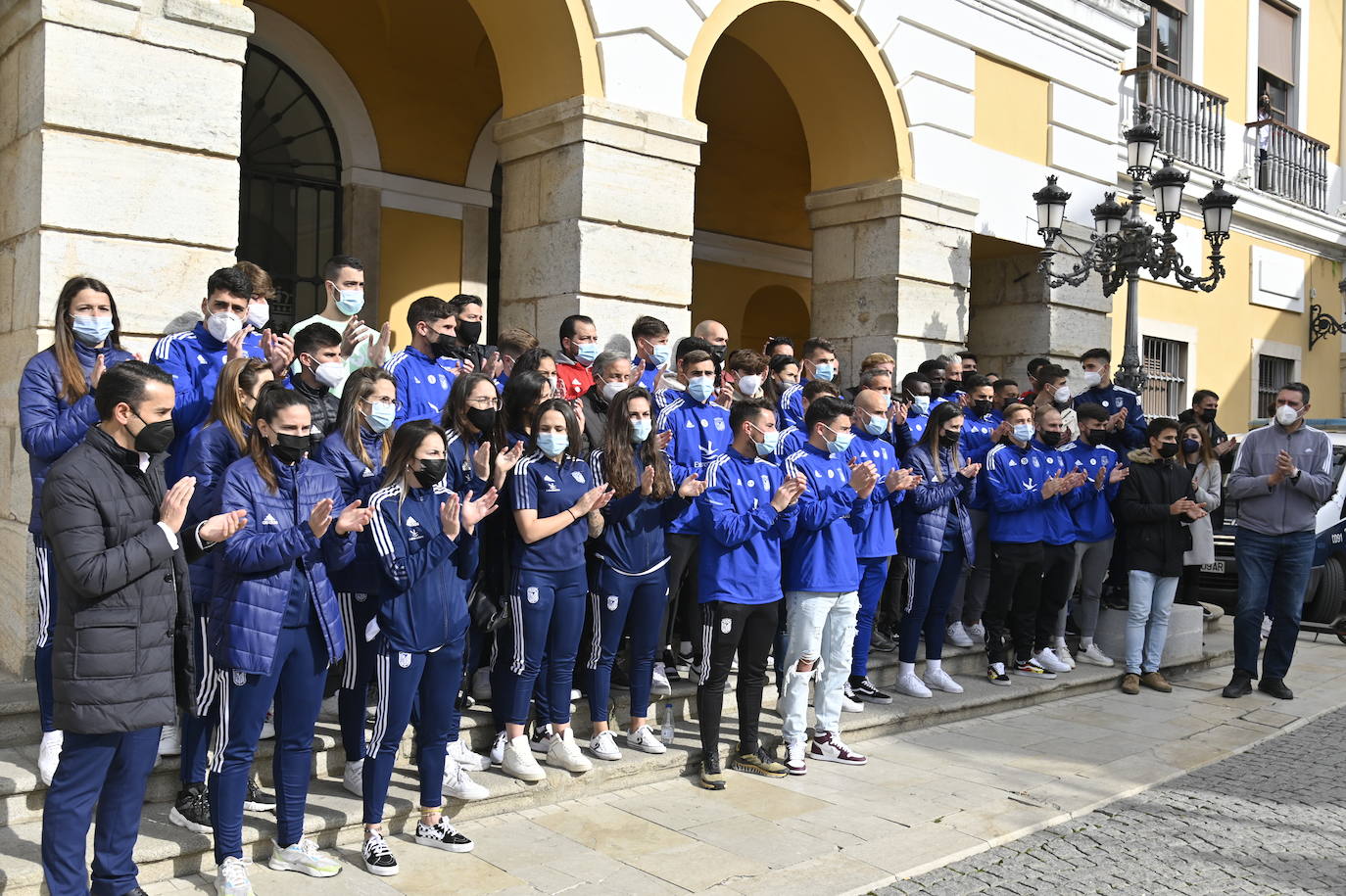 Los jugadores y jugadoras del Badajoz se concentraron ante el Ayuntamiento local