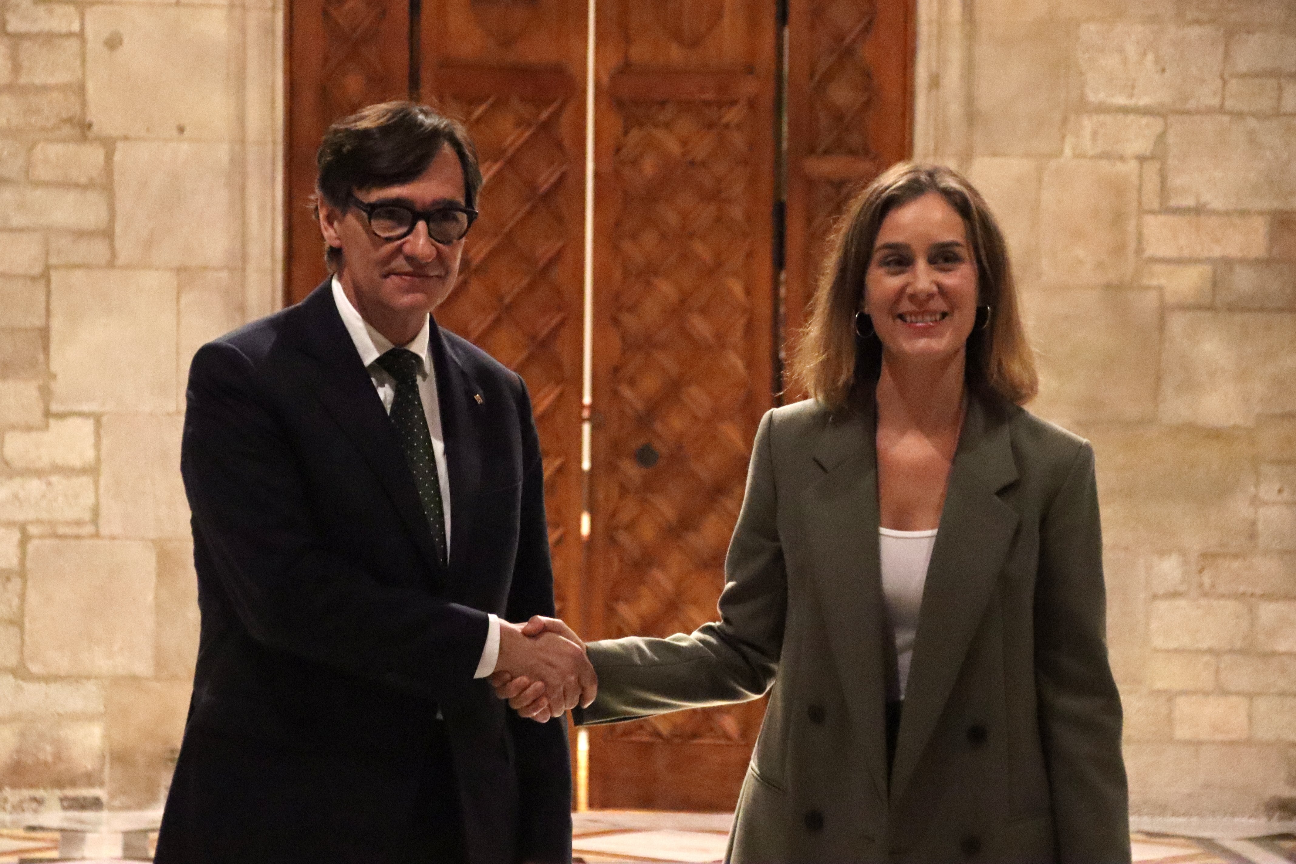 El president de la Generalitat, Salvador Illa, i la presidenta del grup d&#039;En Comú Podem, Jèssica Albiach