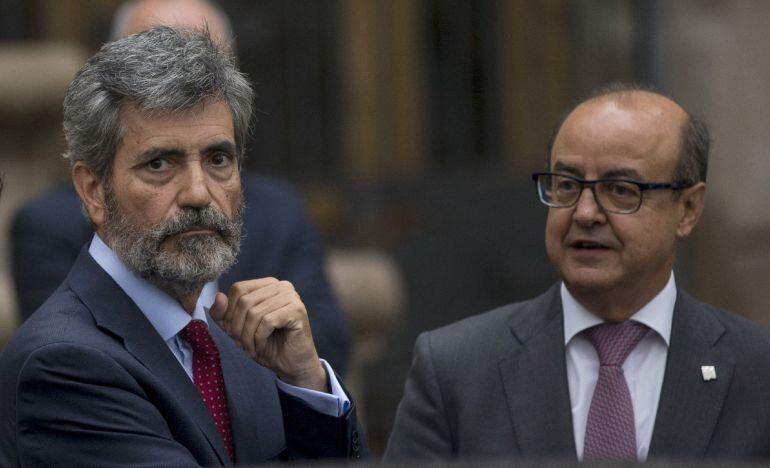 El presidente del Tribunal Supremo y del Consejo General del Poder Judicial Carlos Lesmes (i), junto al presidente del TSJC, Jesús M. Barrientos (d) a la salida de una reunión de la sala de gobierno del Tribunal Superior de Justicia de Cataluña (TSJC) 