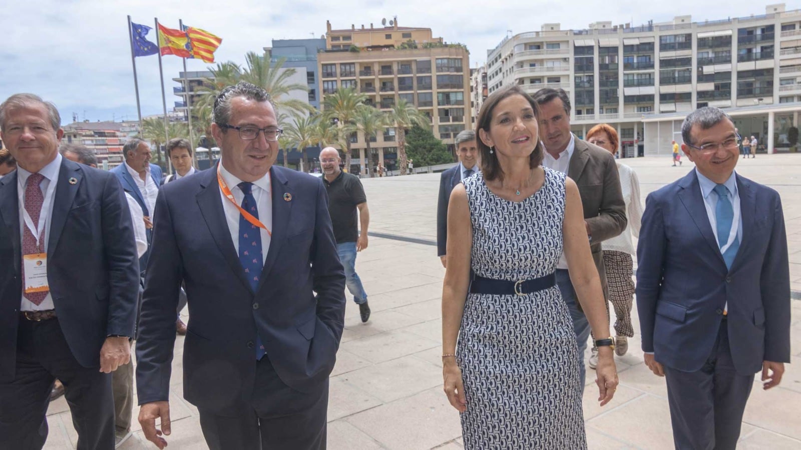 La ministra de Industria, Comercio y Turismo Reyes Maroto ha llegado este viernes al Ayuntamiento de Benidorm acompañada del alcalde Toni Pérez