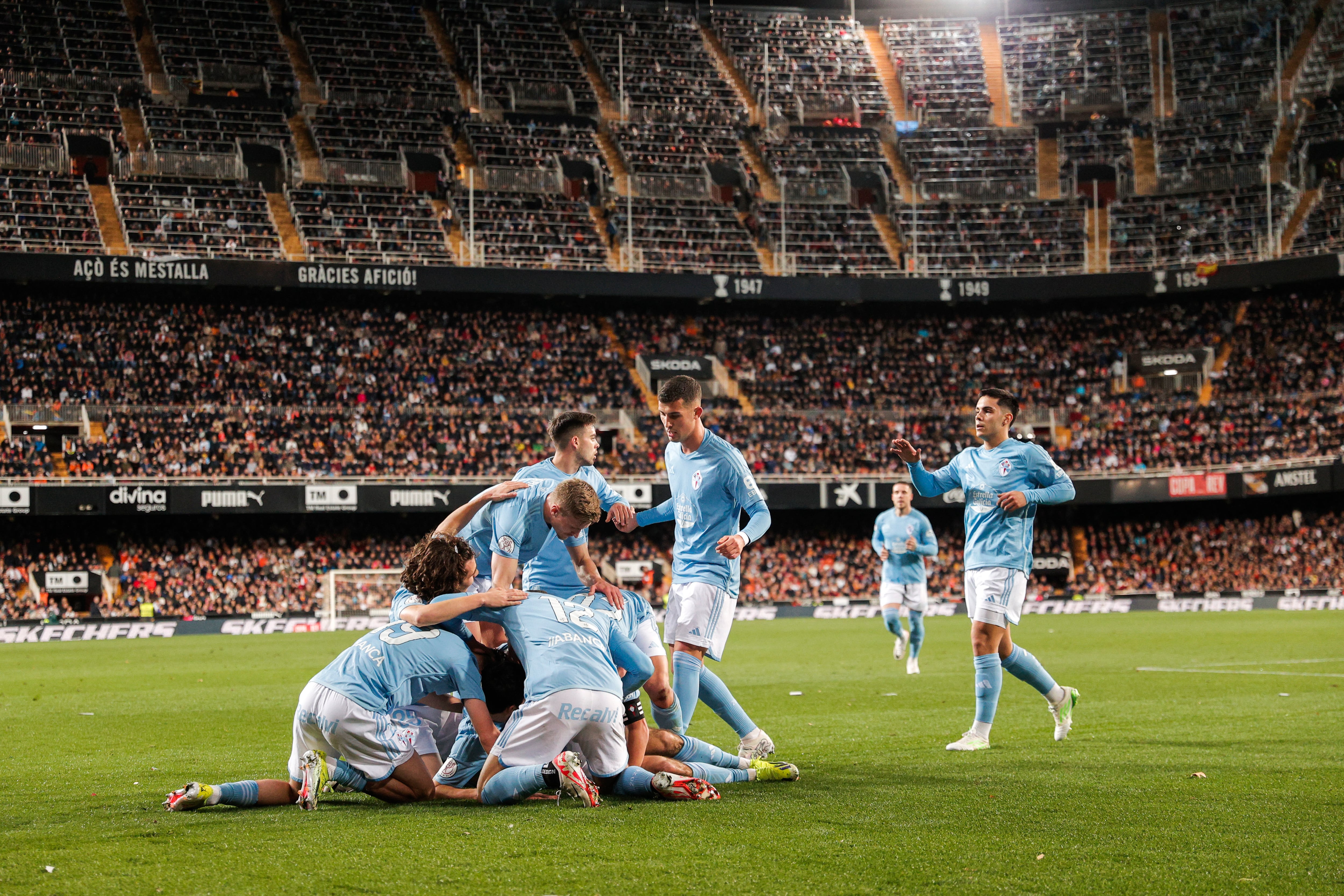 VALENCIA, 17/01/2024.- Los jugadores del Celta celebran el primer gol ante el Valencia, durante el partido de los octavos de final de la Copa del Rey de fútbol que Valencia CF y Celta de Vigo disputan este miércoles en el estadio de Mestalla. EFE/Manuel Bruque
