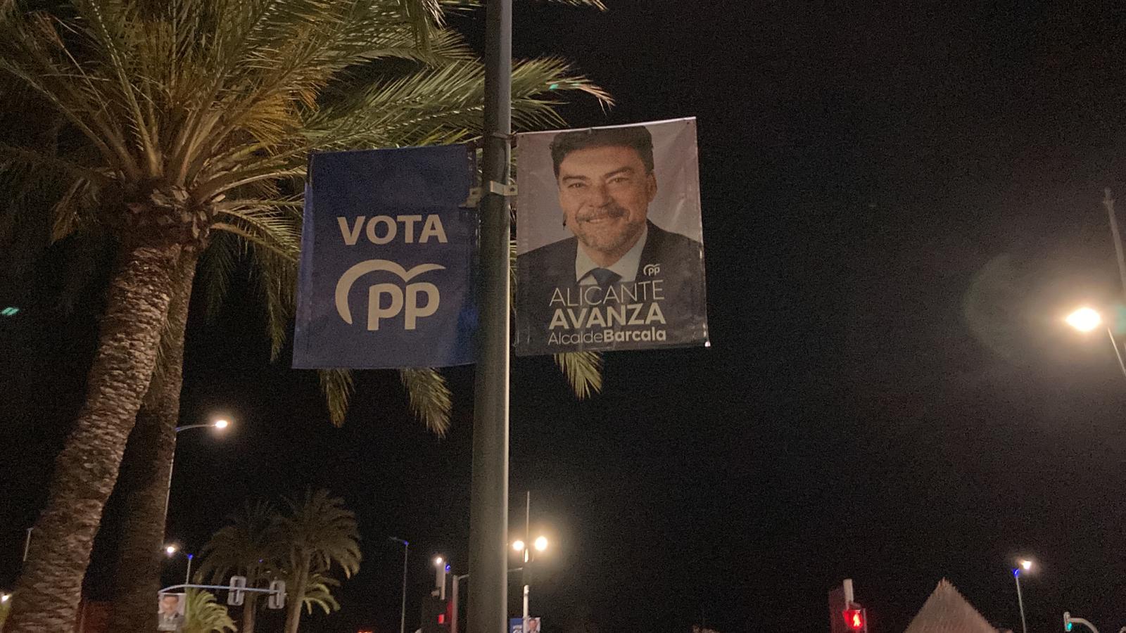 Banderolas electorales del PP en farolas de Alicante y que la Junta Electoral ha ordenado retirar por incumplir la ley