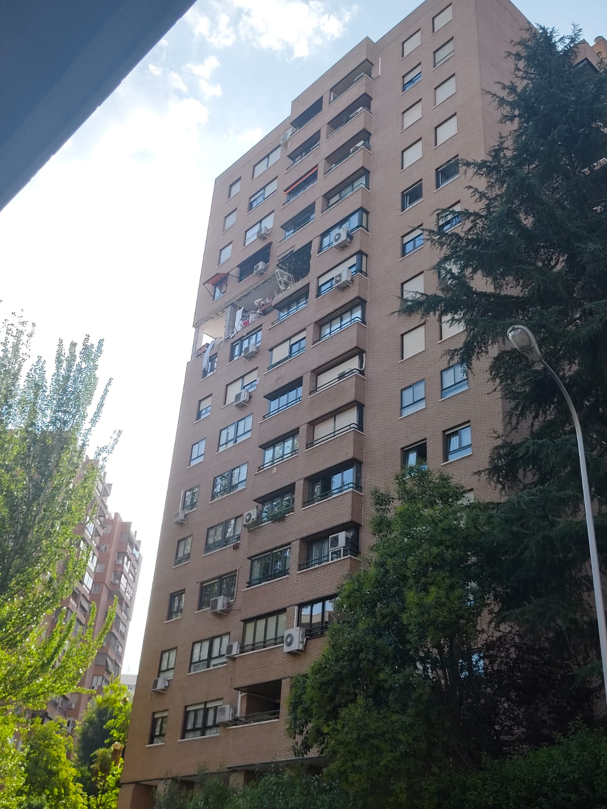 Vivienda en novena planta de edificio con escombros y diáfana por explosión de gas