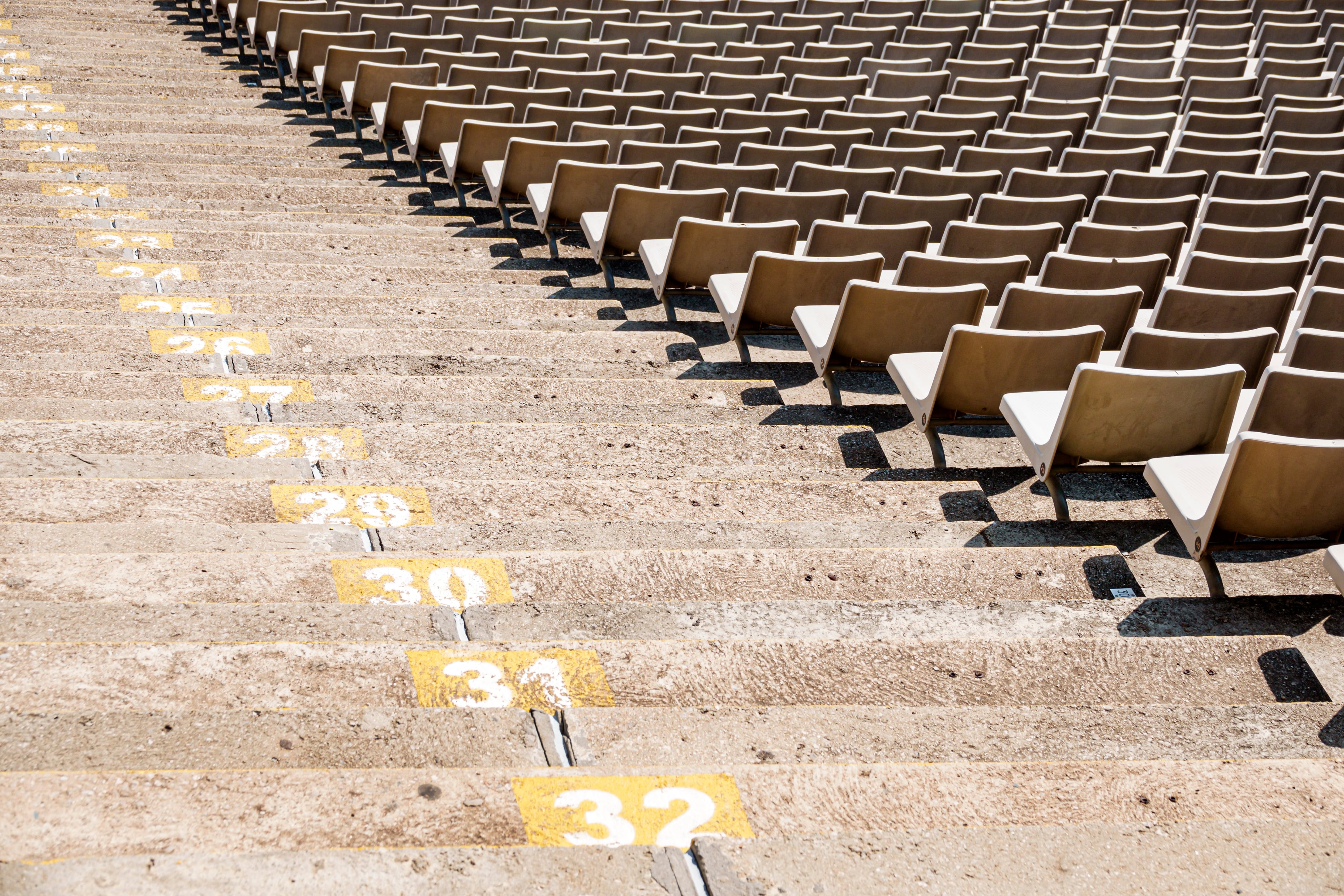 Sillas en la grada del Estadio Olímpico Lluís Companys