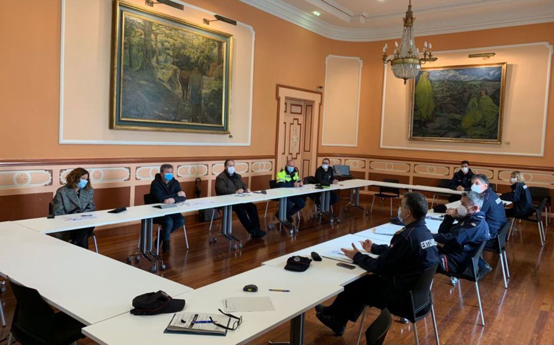 La delegada de Policía Local, Cristina Laborda, el alcalde de Irun, Jose Antonio Santano, el alcalde de Hondarribia, Txomin Sagarzazu, la Comisión de Coordinación de la Ertzaintza y Policía Local