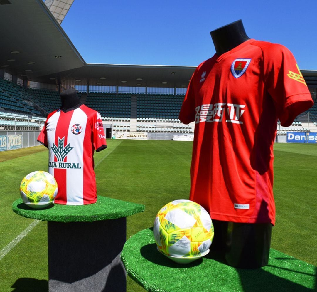 Maniquís con las camisetas de Zamora CF y Numancia