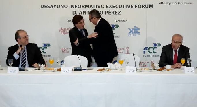 Los alcaldes de Madrid y Benidorm,  José Luís Martínez Almeida y Toni Pérez, se saludan en el desayuno informativo &#039;Executive Forum&#039;