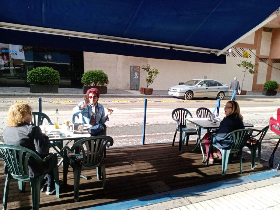 Clientas en Cafetería Excelsior el primer día de la Fase 1.