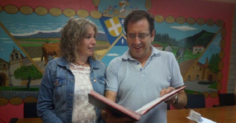 Elena Ramírez, alcaldesa de Trebiño, y Roberto Ortiz, alcalde de La Puebla de Arganzón.