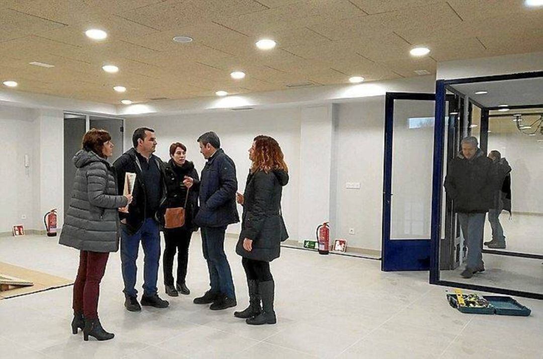 El alcalde y los delegados Cristina Laborda y Pedro Alegre, en la última visita a las obras del centro social Anaka-Puiana que ya está terminado. 