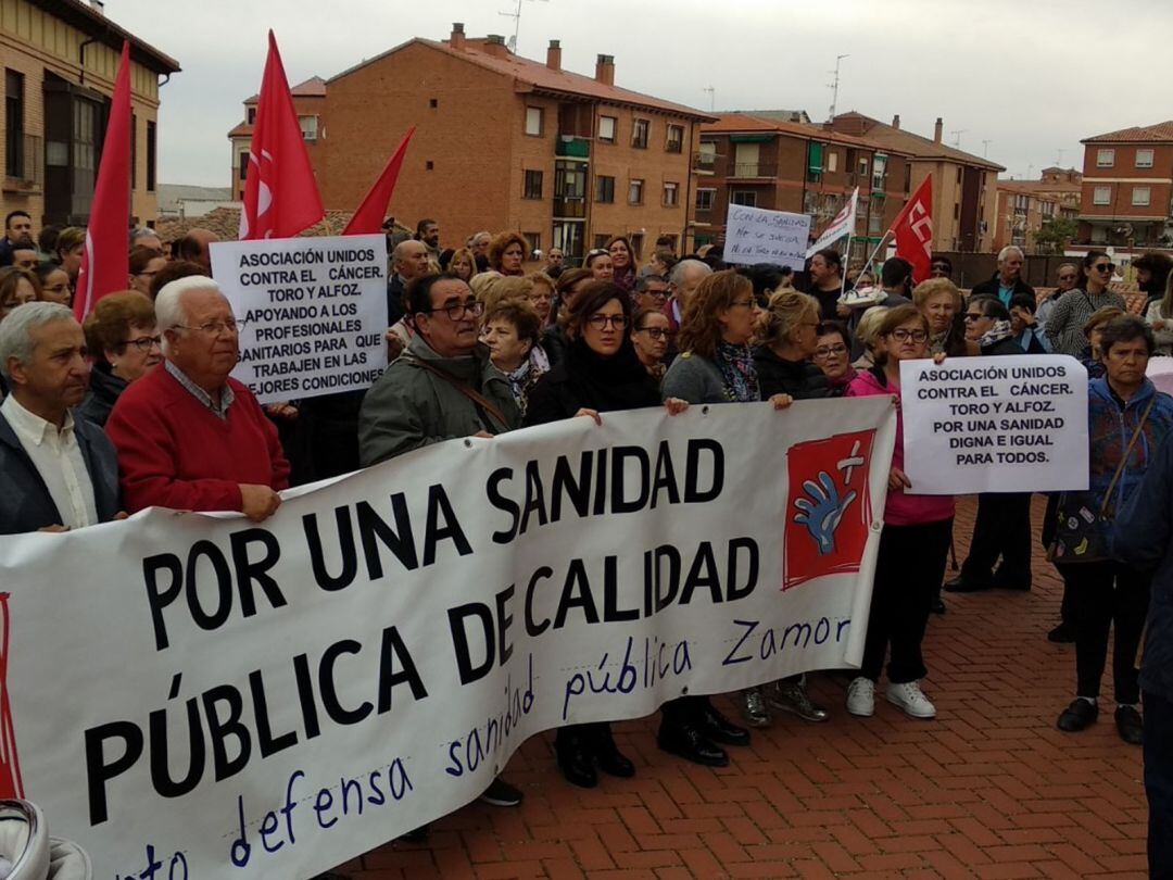 Asistentes a la concentración por una asistencia sanitaria de calidad