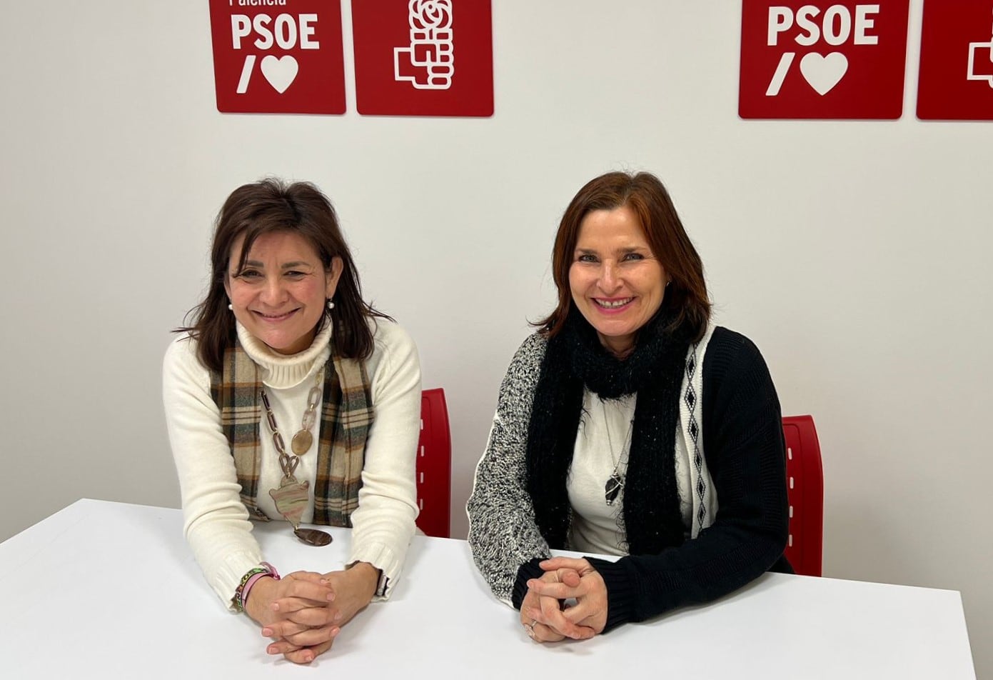 Las parlamentarias del PSOE por Palencia, Rosa Aldea (i) y Mª Luz Martínez Seijo (d)