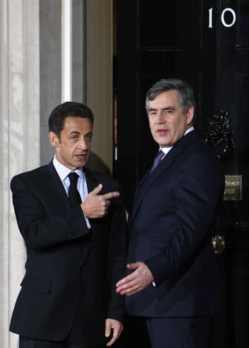 Sarkozy parece apoyar a Merkel en su apuesta de solución de la crisis financiera. Una apuesta contraria a las ayuda económicas por la sque parecen decantarse Brown y Sarkozy