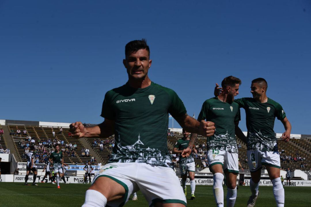 Willy celbrando su gol ante la Balona. 